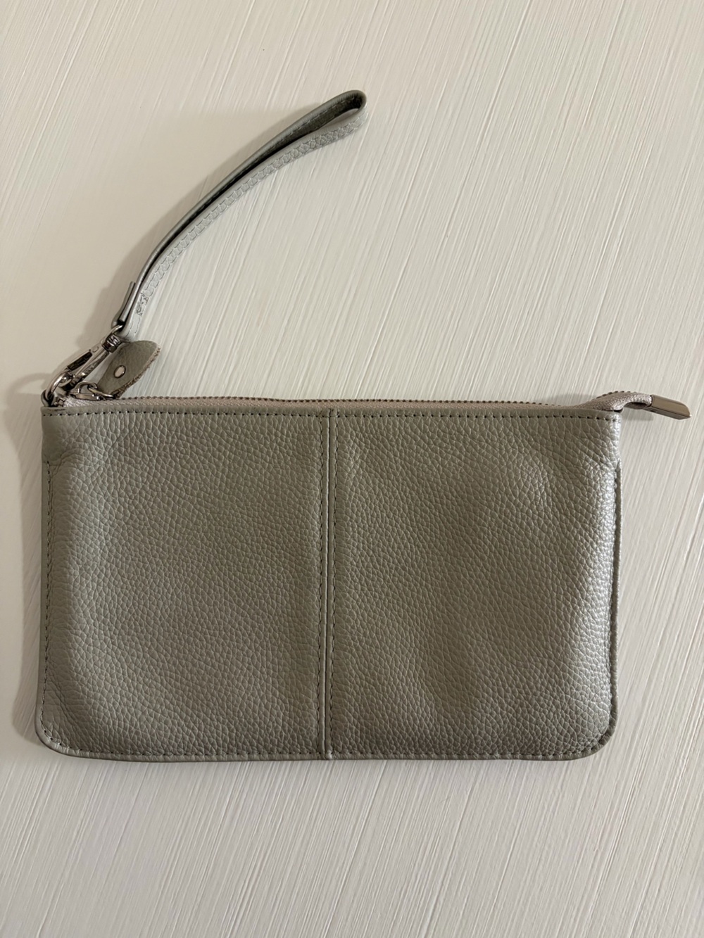 🐨🤍🐰Pebbled Light Gray Real Leather Multi pocket Wristlet Clutch🐰🤍🐨